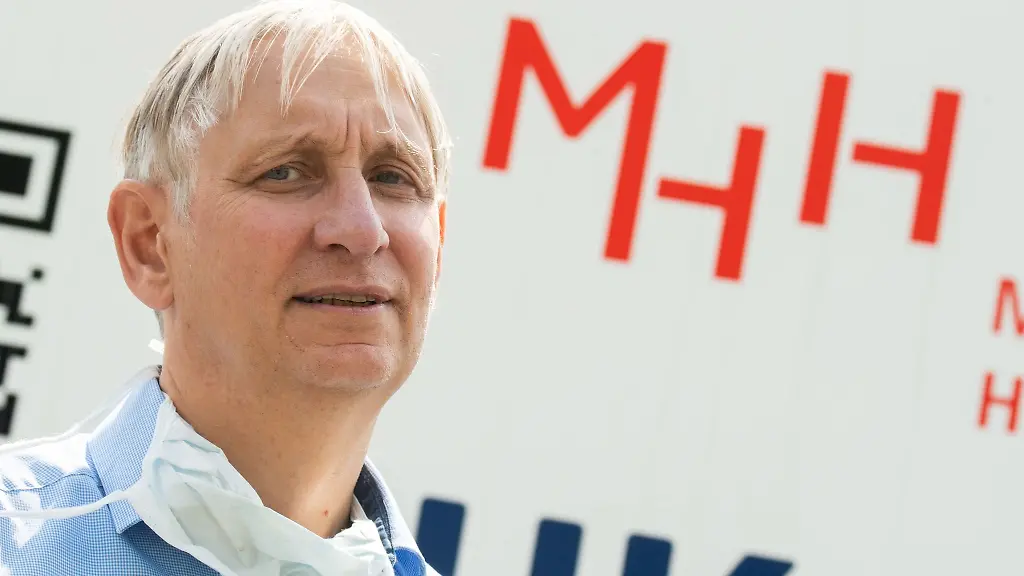 Tobias-Welte-steht-am-Rande-eines-Pressetermins