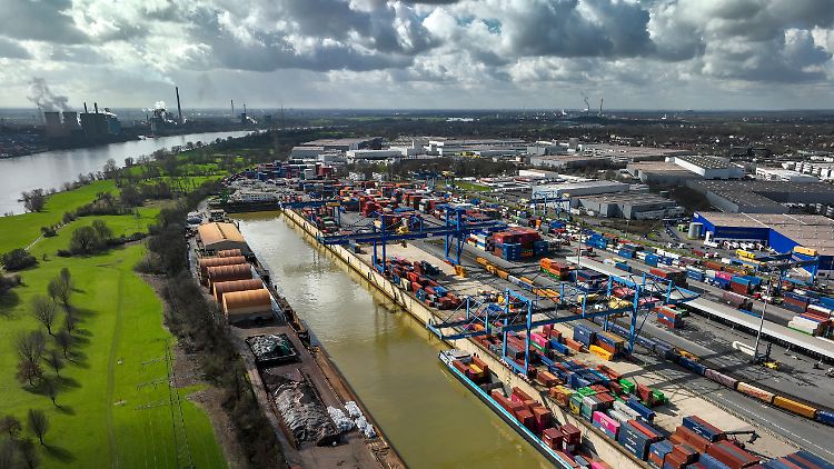Die Industriestaaten-Organisation rechnet damit, dass sich der Konsum wegen steigender Löhne im nächsten Jahr stabilisiert.