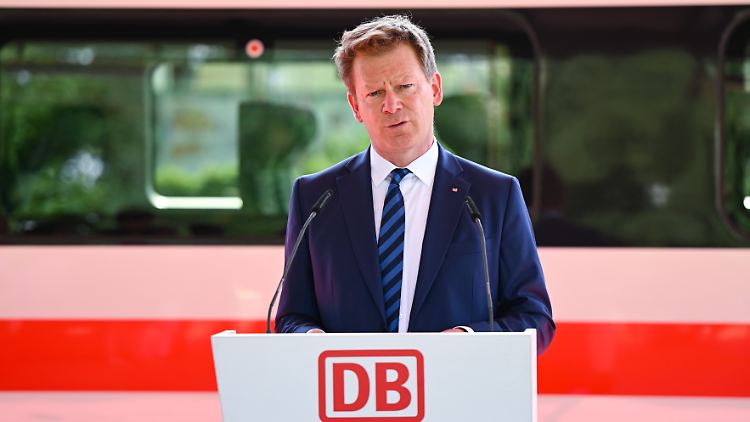 Die Bahn geht für dieses Jahr von rund 155 Millionen Fahrgästen in den ICE- und IC-Zügen aus.