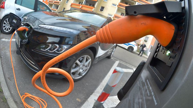 Im Mai ist der PKW-Markt in Deutschland deutlich gewachsen - und mit einem Plus von 46,6 Prozent legten batterieelektrisch angetriebene PKW viel stärker zu als der Gesamtmarkt.