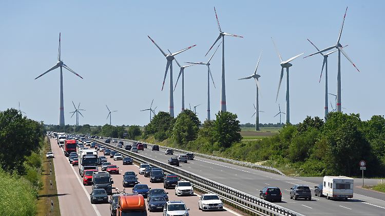 Elektrische Energie für Deutschland: Windräder, hier an der A9 in Sachsen-Anhalt.