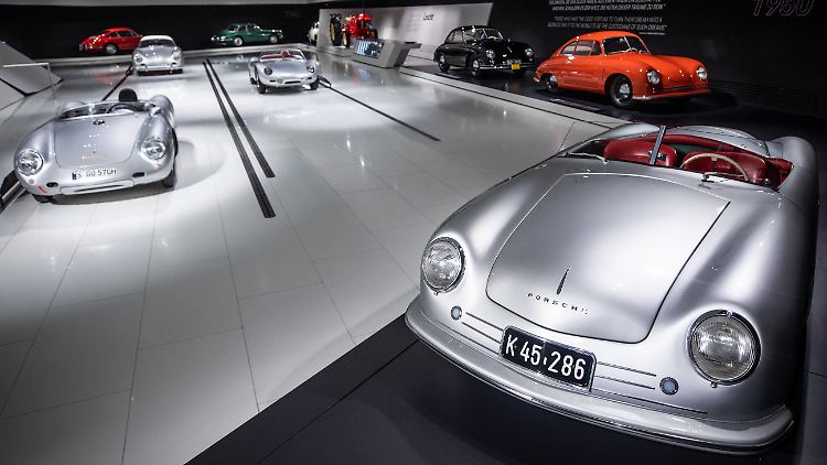 Der erste Porsche, ein Porsche 356 Nr. 1 Roadster, mit weiteren Fahrzeugen im Porsche-Museum in Stuttgart.