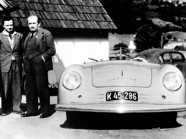 "Ferry" und Vater Ferdinand Porsche 1948 neben einem Porsche 356 Coupé.