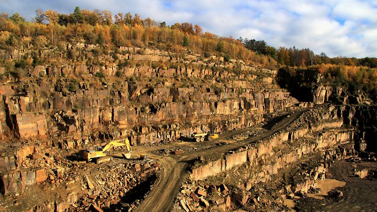 Terrassenartig wird die Grauwacke im Steinbruch abgebaut.
