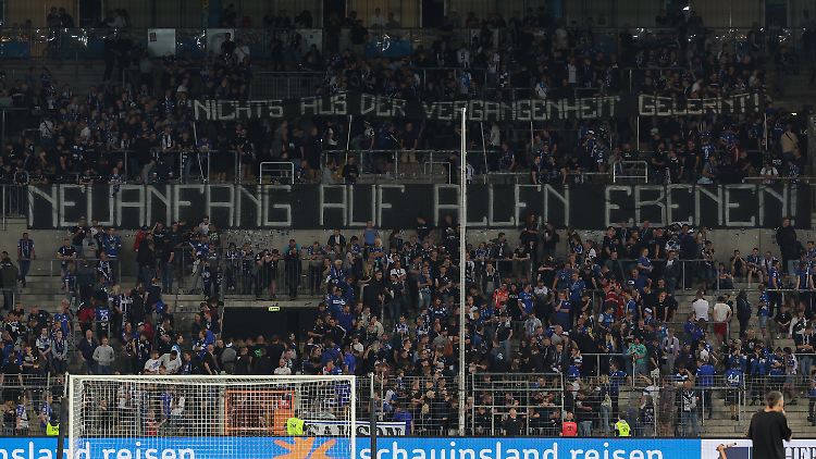 Die frustrierten Fans der Arminia haben eine klare Botschaft an die handelnden Akteure.