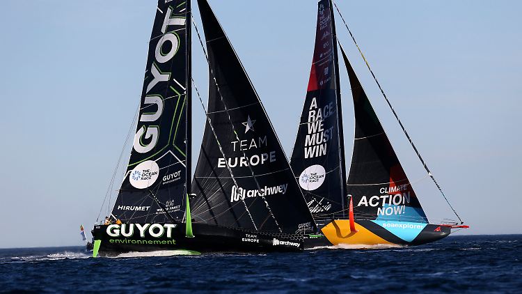 Die Ocean-Race-Flotte ist wieder vollständig, das Team "Guyot" kehrt nach seinem Mastbruch zurück.