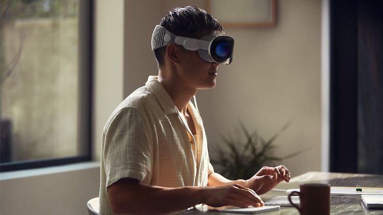 Die Frage ist, ob Menschen wirklich stundenlang ein schickes, aber doch großes und relativ schweres Headset tragen möchten.