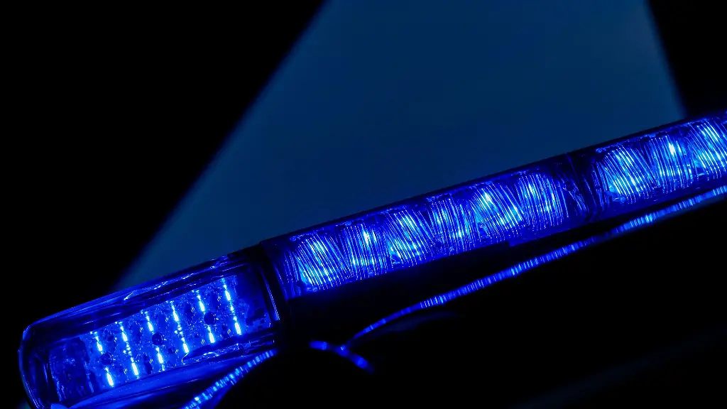 Ein-leuchtendes-Blaulicht-auf-einem-Einsatzfahrzeug-der-Polizei