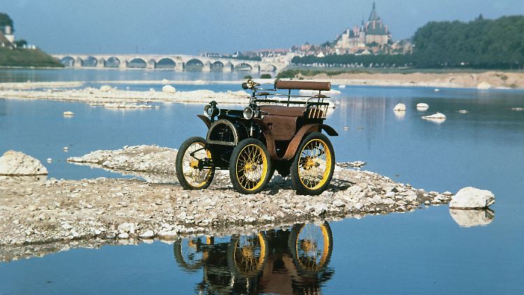 1898: In einer kleinen Gartenwerkstatt baut Louis Renault als 21-Jähriger sein erstes Auto, die kleine Voiturette.