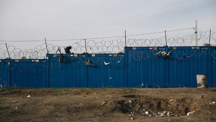 Das Netzwerk soll Migranten von der Türkei aus über die Balkanroute nach Deutschland gebracht haben.