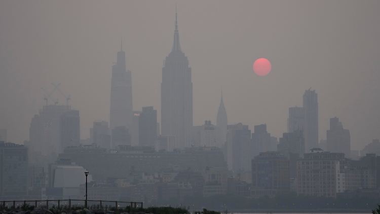 Sonnenaufgang über New York am heutigen Mittwoch: Das Skyline-Panorama ist deutlich eingetrübt.