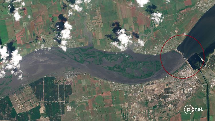 Dammbruch am Dnipro: Die Bresche in der Staumauer rechts im Bild.
