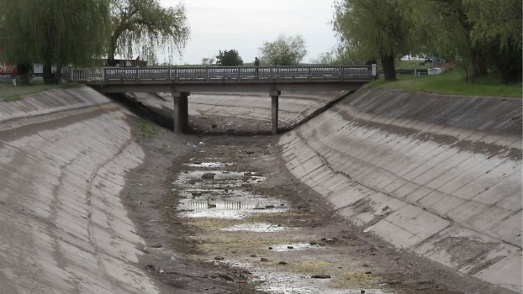 2014: Kein Wasser fließt durch den Nord-Krim-Kanal. Nach der Zerstörung des Kachowka-Staudamms kann es nun wieder zur Wasserknappheit auf der von Russland annektierten Halbinsel kommen. 