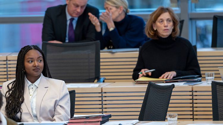Bildungsministerin Prien (rechts) übt Kritik an Sozialministerin Aminata Touré und steht deshalb jetzt selbst in der Kritik.