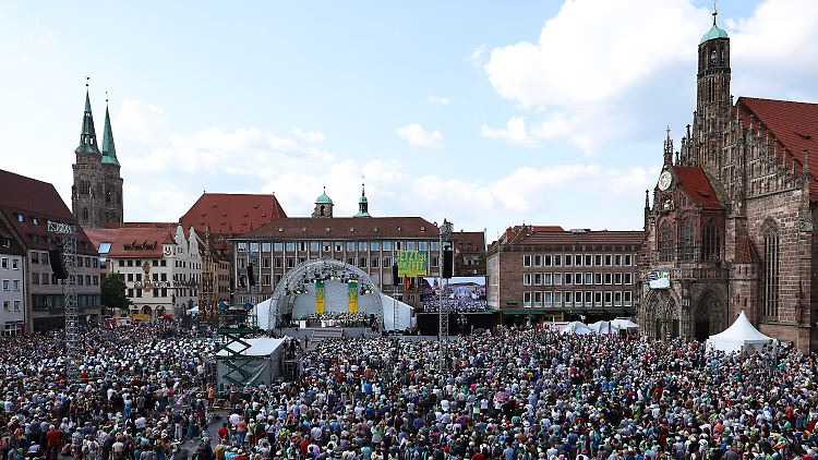 "Ja, wir wollen unser Leben neu ausrichten, ab jetzt.", sagt Landesbischof Bedford-Strohm beim Eröffnungsgottesdienst des Kirchentags in Nürnberg.