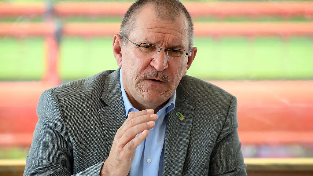 Henrik-Wendorff-Praesident-des-Landesbauernverbandes-waehrend-einer-Pressekonferenz