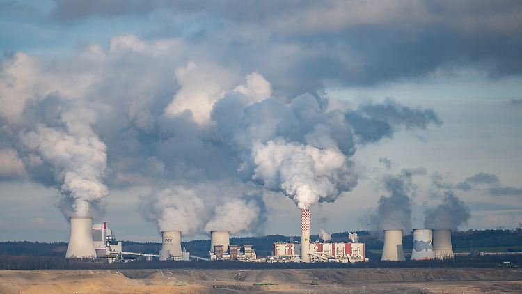 Am Rande des Tagebaus steht das Braunkohle-Großkraftwerk Turów.