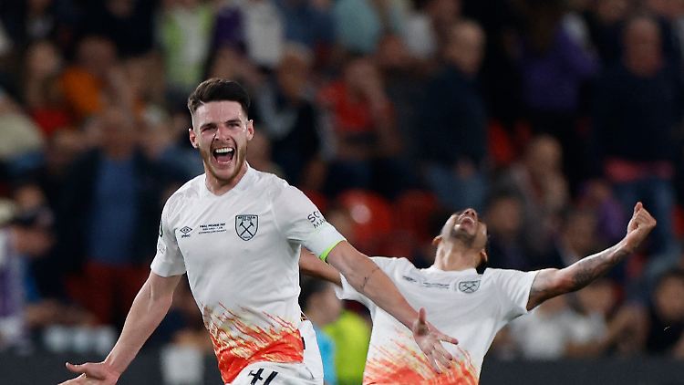 Declan Rice bejubelt den Titel mit West Ham United.