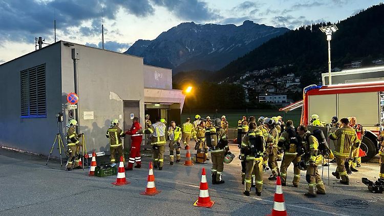 Die Passagiere des Nachtzugs werden im Freien betreut. 