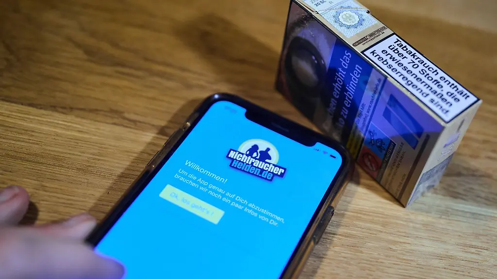 NichtraucherHelden-heisst-eine-App-die-auf-dem-Bildschirm-eines-Mobiltelefons-zu-sehen-ist