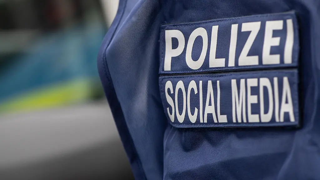 Polizei-Social-Media-steht-auf-einer-Weste-eines-Polizisten