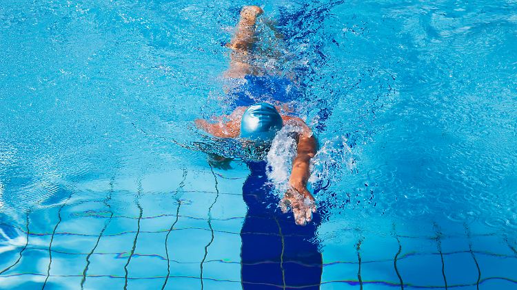 Im Schwimmbad findet Tilda Zuflucht.