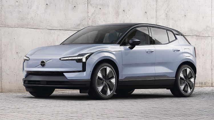 Thors Hammer fährt bei Volvo immer mit - aber nicht nur die Scheinwerfer des EX30 sind ausdrucksstark. Die fast schon stilisierte Volvo-Querstrebe im geschlossenen Frontblech (Kühlergrill entfällt) macht das SUV zum Hingucker.