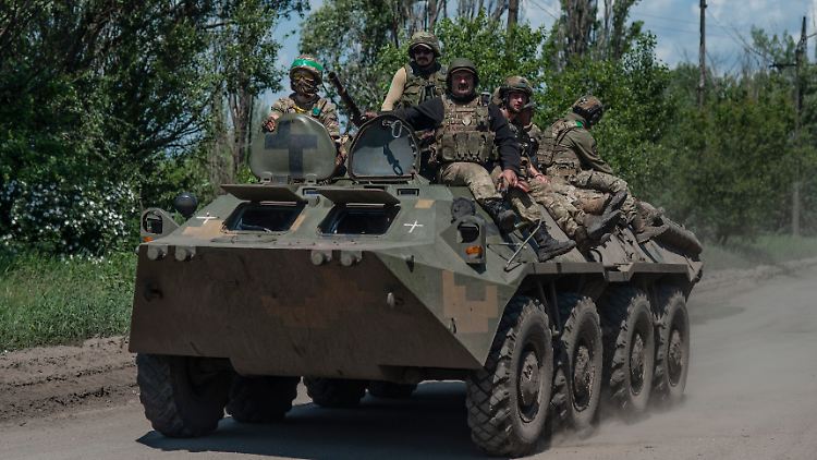 Ukrainische Soldaten auf dem Weg zur Front.