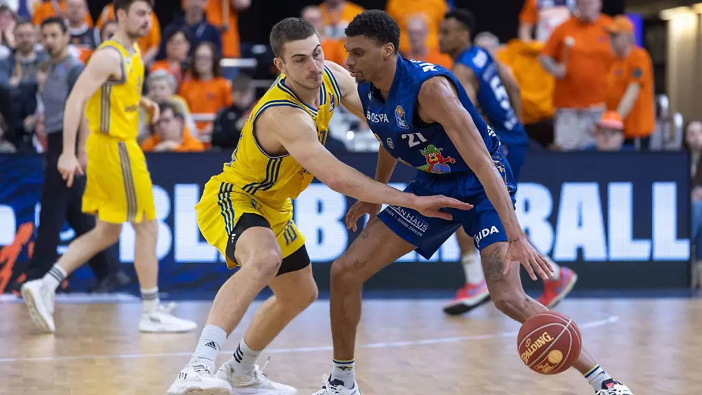 Derrick-Alston-Jr-r-von-den-Rostock-Seawolves-gegen-Tim-Schneider-l-von-Alba-Berlin