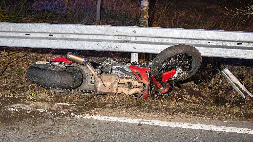Ein-Motorrad-liegt-an-der-Unfallstelle-im-Ennepe-Ruhr-Kreis