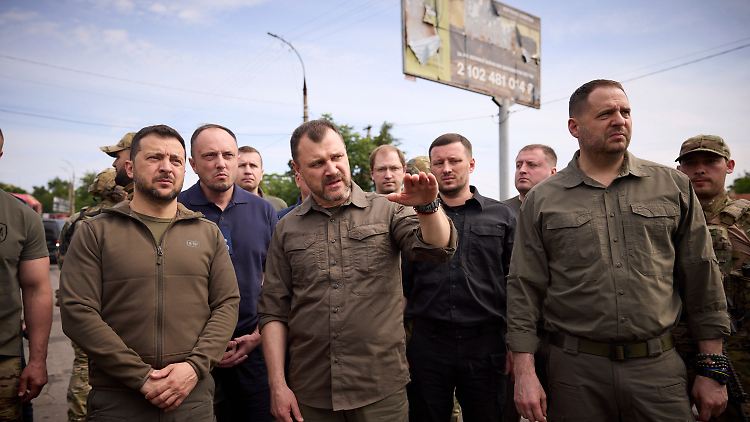 Laut Selenskyj wurden rund 2000 Menschen aus ukrainisch kontrollierten Gebieten in Sicherheit gebracht.