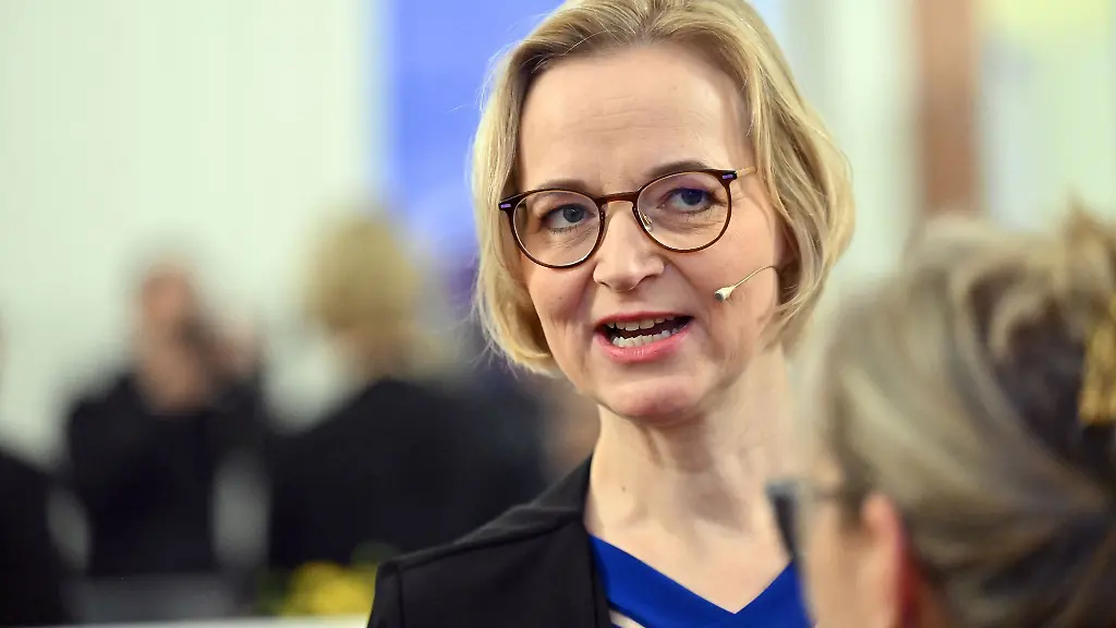 Katja-Wolf-Oberbuergermeisterin-von-Eisenach-spricht-bei-einer-Veranstaltung