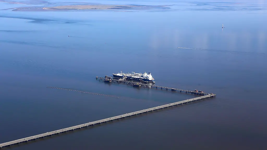 Luftaufnahme-des-LNG-Speicher-und-Verdampfungs-Schiffes-Hoeegh-Esperanza-am-LNG-Terminal-Wilhelmshaven