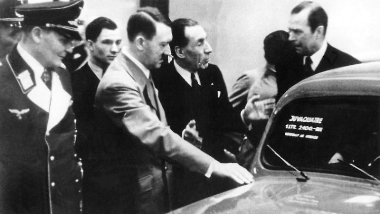 Adolf Hitler zusammen mit Louis Renault (2.v.r.) auf der Internationalen Berliner Automobilausstellung 1937 neben einem Renault Juvaquatre. Links Hermann Göring.
