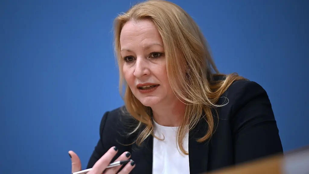 Christine-Streichert-Clivot-Ministerin-fuer-Bildung-und-Kultur-des-Saarlandes-spricht-bei-einer-Pressekonferenz