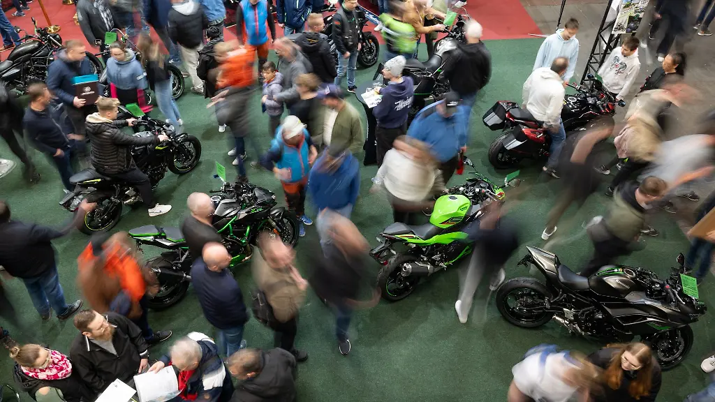 Besucher-betrachten-bei-der-24-Motorradmesse-Erfurt-Neuste-Trends-auf-dem-Zweiradmarkt