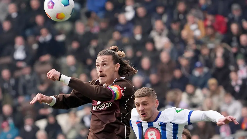 St-Paulis-Jackson-Irvine-l-und-Herthas-Marton-Dardai-kaempfen-um-den-Ball