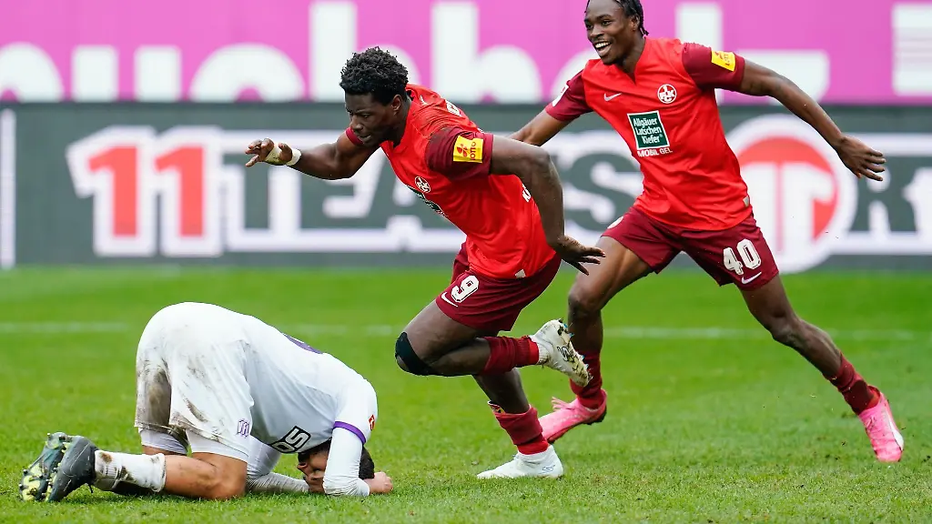 Kaiserslauterns-Torschuetze-Ragnar-Ache-M-jubelt-mit-Dickson-Abiama-ueber-das-Tor-zum-3-2