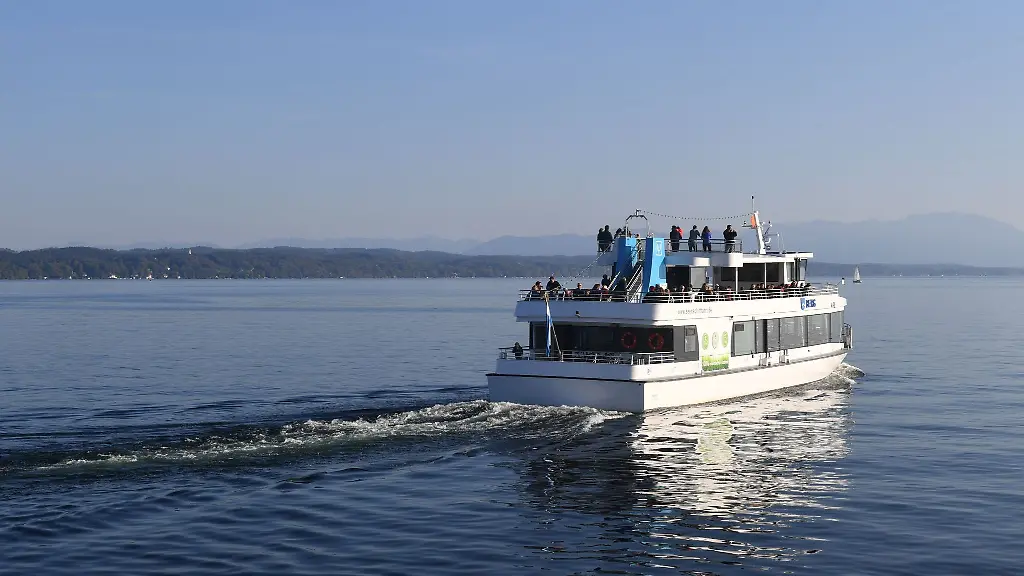 Das-Elektroschiff-Berg-der-Schifffahrt-am-Starnberger-See-faehrt-ueber-den-See
