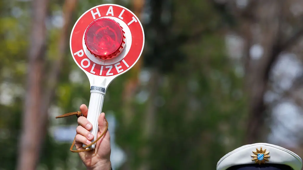 Ein-Polizist-zieht-ein-Fahrzeug-mit-seiner-Kelle-aus-dem-Verkehr