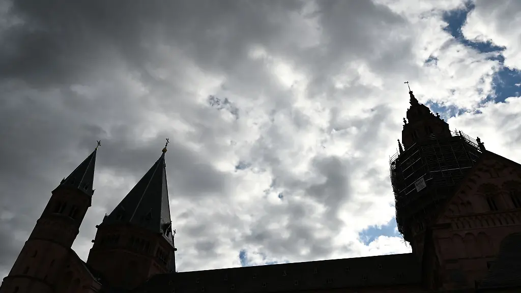 Wolken-ziehen-ueber-den-Mainzer-Dom-hinweg