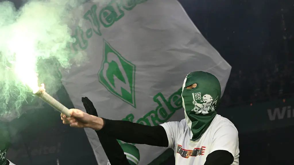 Werder-Fans-zuenden-Bengalos-zu-Beginn-der-2-Halbzeit