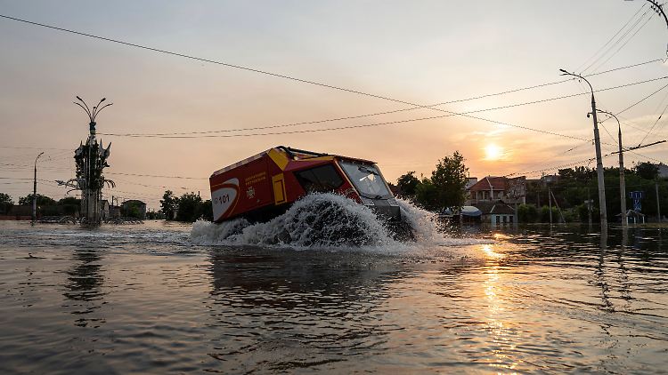 Zivilisten haben mit den Überflutungen in der Region Cherson schwer zu kämpfen.
