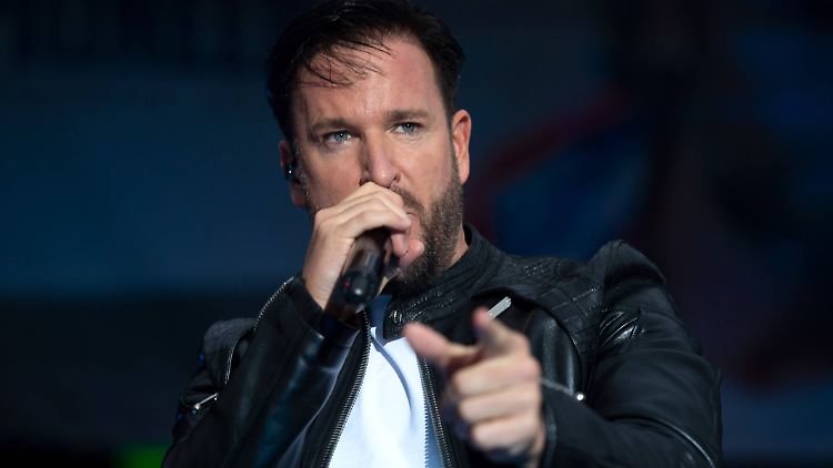 Kennt sich nicht nur mit Schlager, "Langzeitlebensmitteln" und Teelichtern aus: "Egal"-Barde Michi Wendler