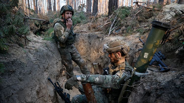 Ukrainische Soldaten ruhen sich in einem Graben an der Frontlinie in der Nähe von Kreminna aus.