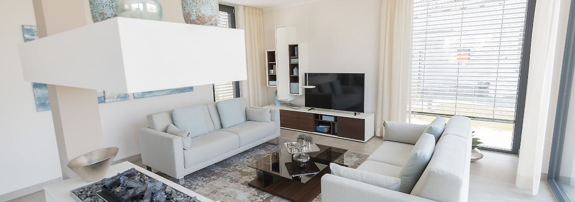Wirkt auch ohne persönliche Gegenstände wohnlich: Beim Home Staging wird darauf geachtet, dass sich potenzielle Käufer direkt wohlfühlen.