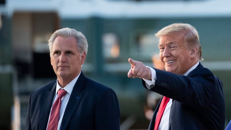 Kevin McCarthy (l.) kann sich nicht vorstellen, dass an den Vorwürfen gegen Donald Trump etwas dran ist - offiziell jedenfalls.