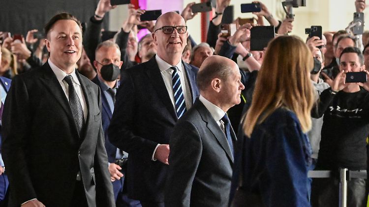 Tesla-Chef Elon Musk, Brandenburgs Ministerpräsident Dietmar Woidke und Bundeskanzler Olaf Scholz (v.l.) bei der Eröffnung der Fabrik in Grünheide im März 2022.