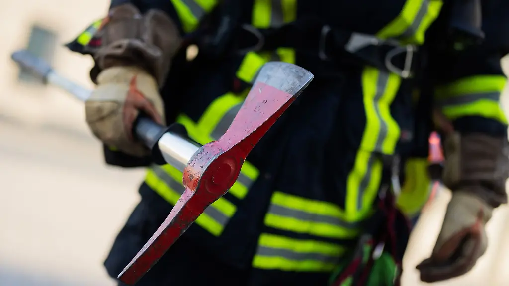 Ein-Feuerwehrmann-haelt-eine-Axt