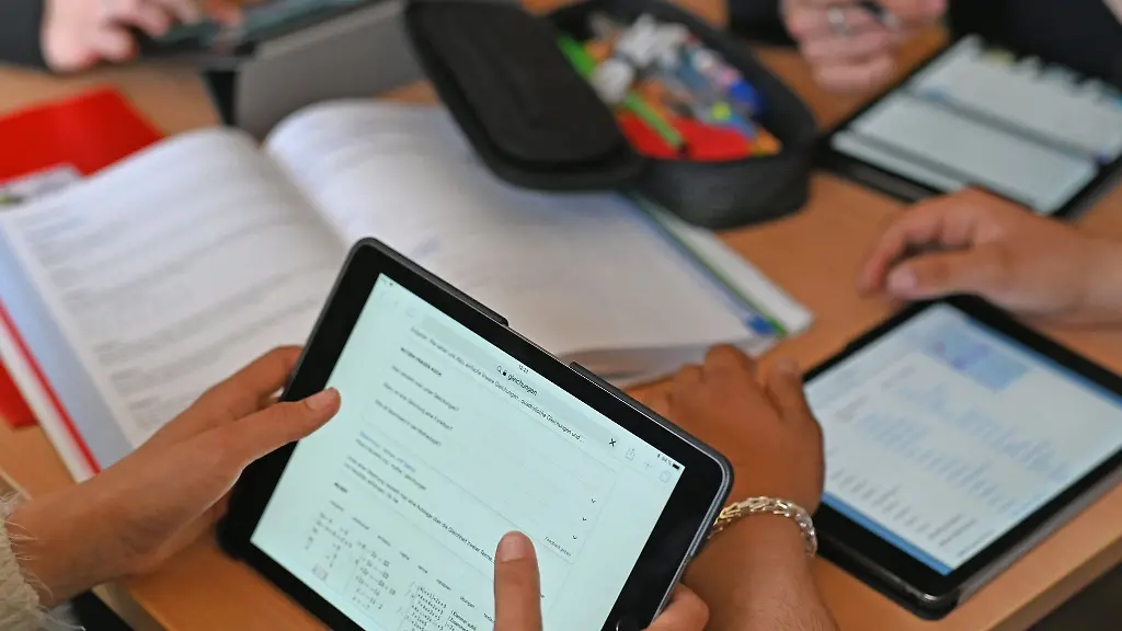 Realschueler-einer-zehnten-Klasse-arbeiten-in-einer-Unterrichtsstunde-mit-Tablets